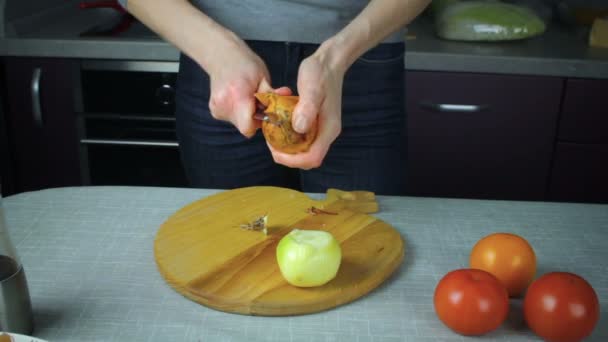 Σεφ καθαρό κρεμμύδι κρεμμύδι σε ένα ξύλινο ταμπλό με — Αρχείο Βίντεο