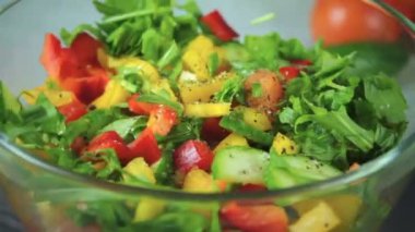 Salata taze sebze döndürmek bir daire içinde