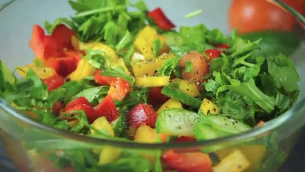 Salade van verse groenten draait in een cirkel — Stockvideo