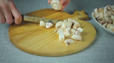 Mutfakta shef temiz dilimlenmiş mantar