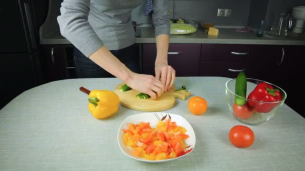 Meisje kok bereidt in de keuken — Stockvideo
