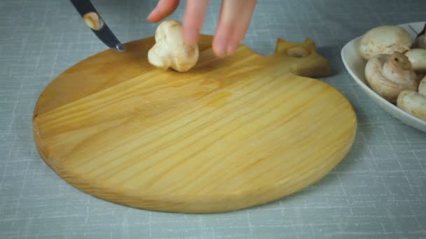 Shef en la cocina en rodajas limpiar los champiñones — Vídeo de stock