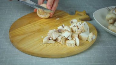 Mutfakta shef temiz dilimlenmiş mantar