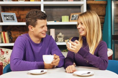 Seven kafeteryada oturan genç Çift