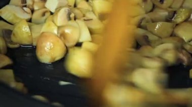 Mantar ile yağı bir tavada kızarmış