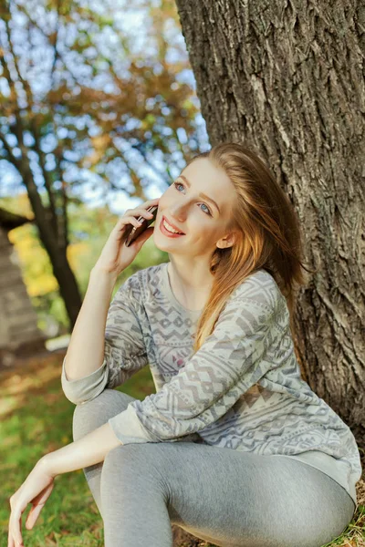 Mooi meisje praten op de telefoon — Stockfoto