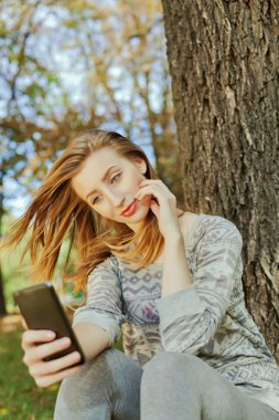 Park ve yapar selfie oturan kız