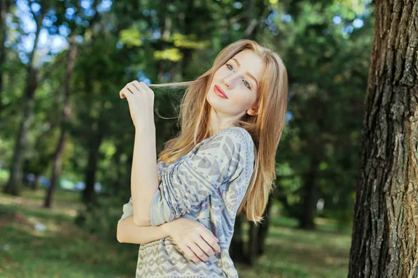 Mooie elegante vrouw in een park in de herfst — Stockfoto