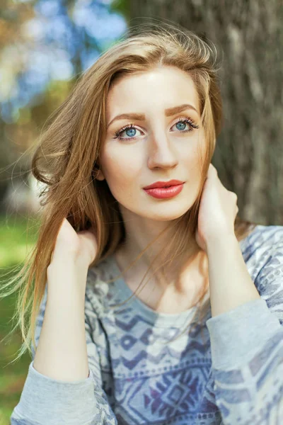 Portret van een jong meisje met blauwe ogen — Stockfoto