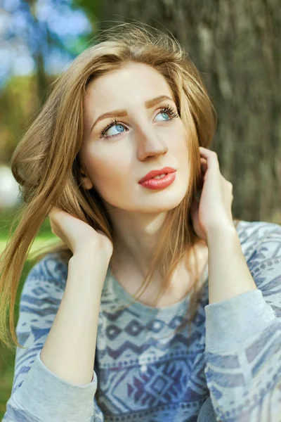 Portrét mladé dívky, s modrýma očima — Stock fotografie