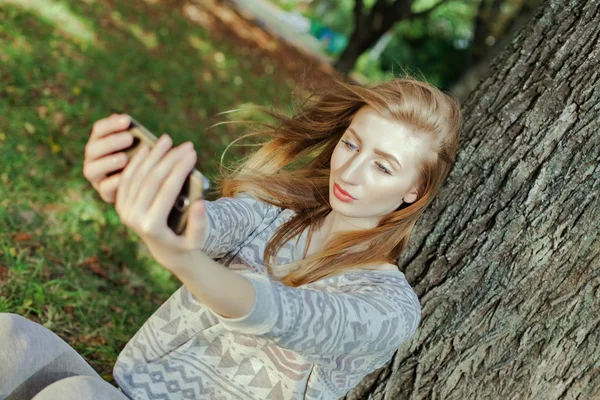 Mavi gözlü güzel kız açık havada selfie yapar