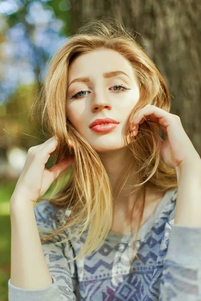 Portret van een jong meisje met blauwe ogen — Stockfoto