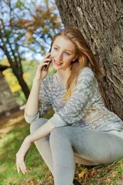 Telefonda konuşan güzel kız.
