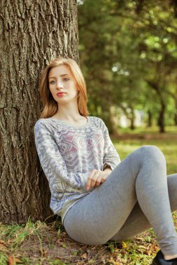 Sarışın ve mavi gözlü genç güzel kızla