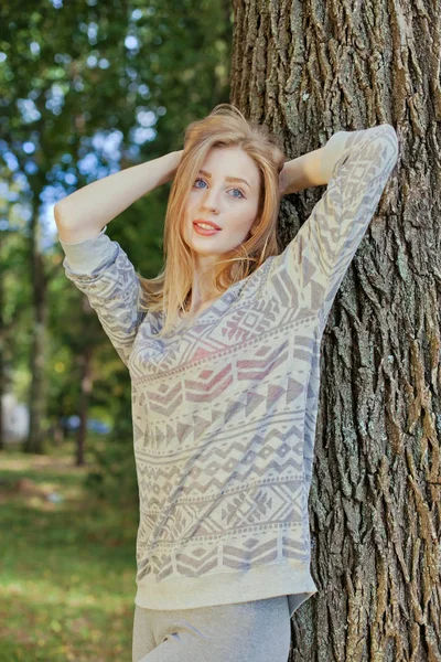 Mooie elegante vrouw in een park in de herfst — Stockfoto