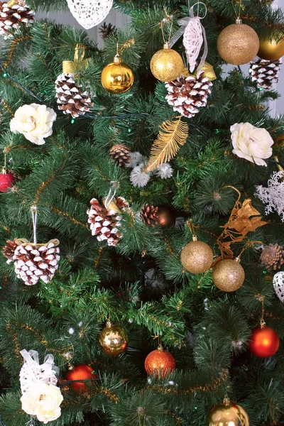 Kerstkaart met fir tree speelgoed ballen en dennenappels Rechtenvrije Stockafbeeldingen