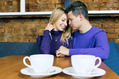 Seven kafeteryada oturan genç Çift