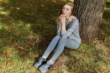 Sarışın ve mavi gözlü genç güzel kızla