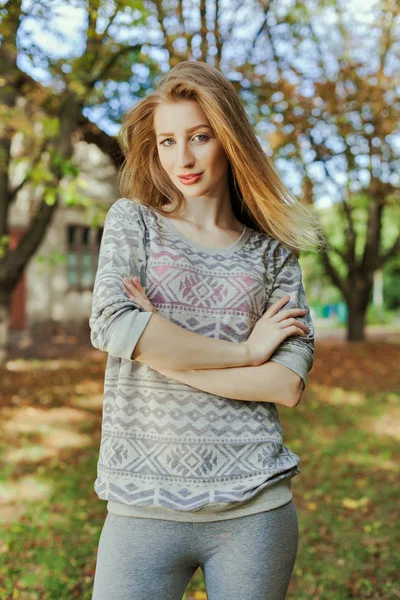 Mooie elegante vrouw in een park in de herfst — Stockfoto