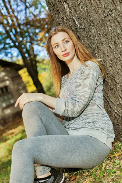 Mooi meisje met blauwe ogen en blonde haren — Stockfoto