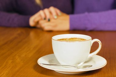 Seven kafeteryada oturan genç Çift