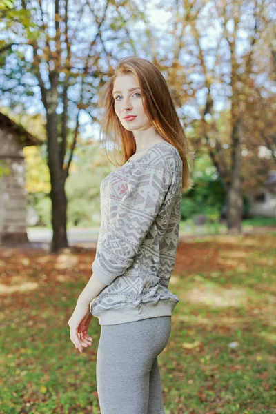 Mooie elegante vrouw in een park in de herfst — Stockfoto