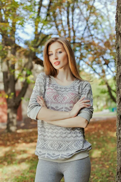 Mooie elegante vrouw in een park in de herfst — Stockfoto