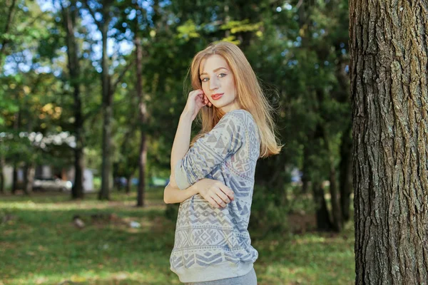 Mooie elegante vrouw in een park in de herfst — Stockfoto