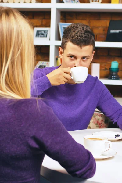 Young man talking with a woman — Stock Photo, Image