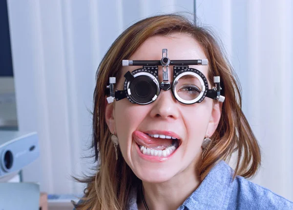 Chica en gafas messbrille en clínica de oftalmología — Foto de Stock