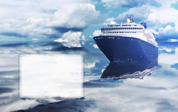 Роскошный круизный лайнер, плавающий по океану — стоковое фото