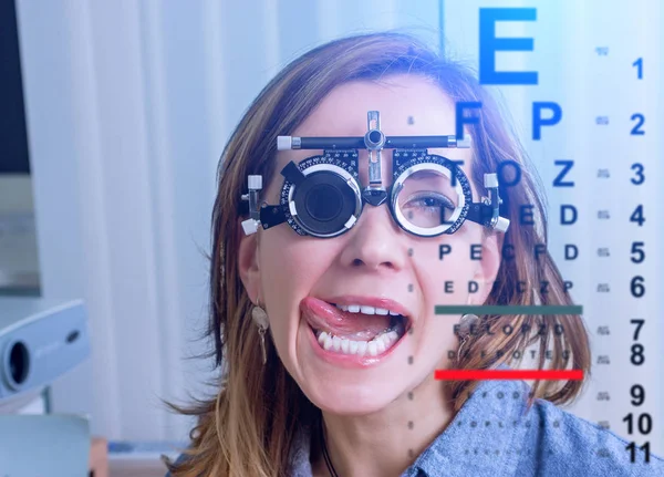 Girl in messbrille glasses in ophthalmology clinic — Stock Photo, Image