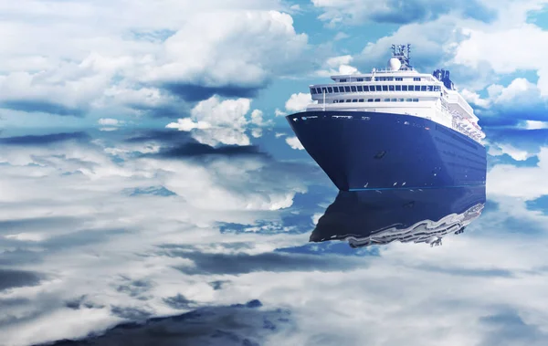 Роскошный круизный лайнер, плавающий по океану — стоковое фото
