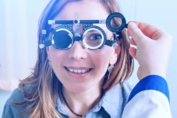 Dívka v messbrille brýle Oční klinice — Stock fotografie
