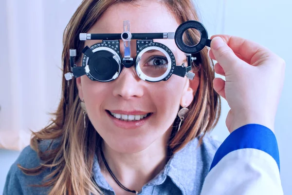 Fille en lunettes de messbrille dans la clinique d'ophtalmologie — Photo