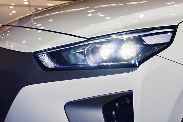 The headlight of the car is close-up — Stock Photo, Image