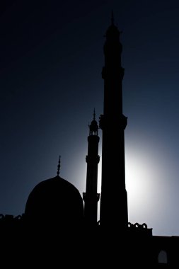 Cami minaresi arka planı ile