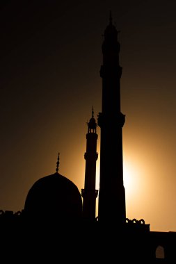 Cami minaresi arka planı ile