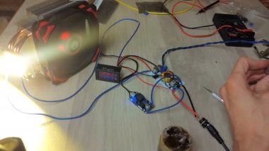 Parlak Led 100w bulunan radyatör üzerinde bir fan ile