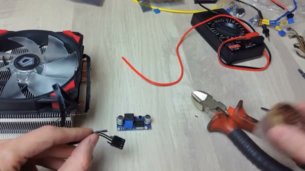 Reparación de dispositivos electrónicos, piezas de soldadura de estaño — Vídeo de stock