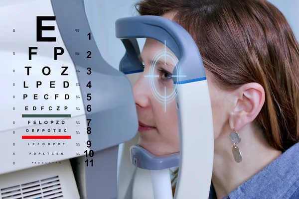 Comprobación de la vista en una clínica del futuro — Foto de Stock