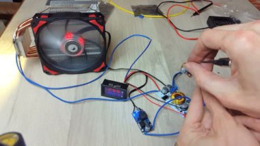 Parlak Led 100w bulunan radyatör üzerinde bir fan ile