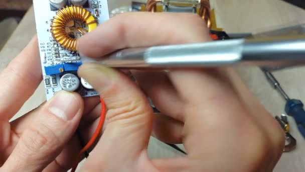 Reparación de dispositivos electrónicos, piezas de soldadura de estaño — Vídeos de Stock