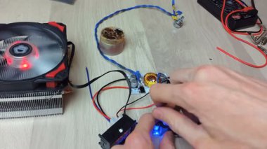 Parlak Led 100w bulunan radyatör üzerinde bir fan ile