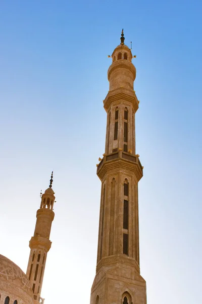 清真寺与尖塔反对背景 — 图库照片