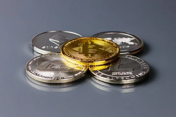 Bitcoin guld mynt och defocused diagram bakgrund. Begreppet virtuell kryptovaluta. — Stockfoto