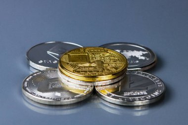 Bitcoin altın sikke ve ufuk grafik arka planı.