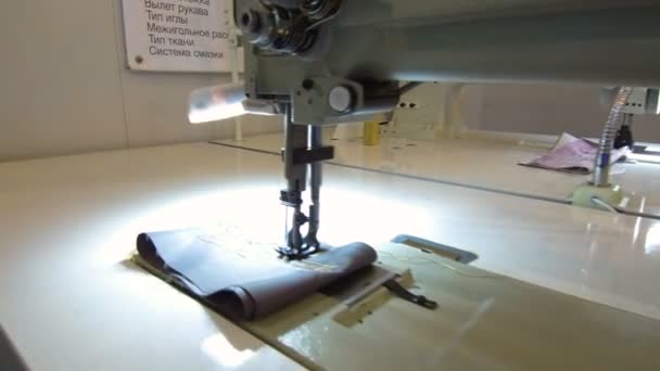 Needle with thread for sewing clothes. — Stockvideo