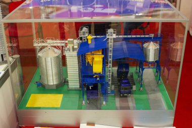 The granary model printed on the 3D printer.