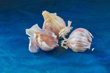 Mavi arka planda bir kafa dolusu sarımsak.